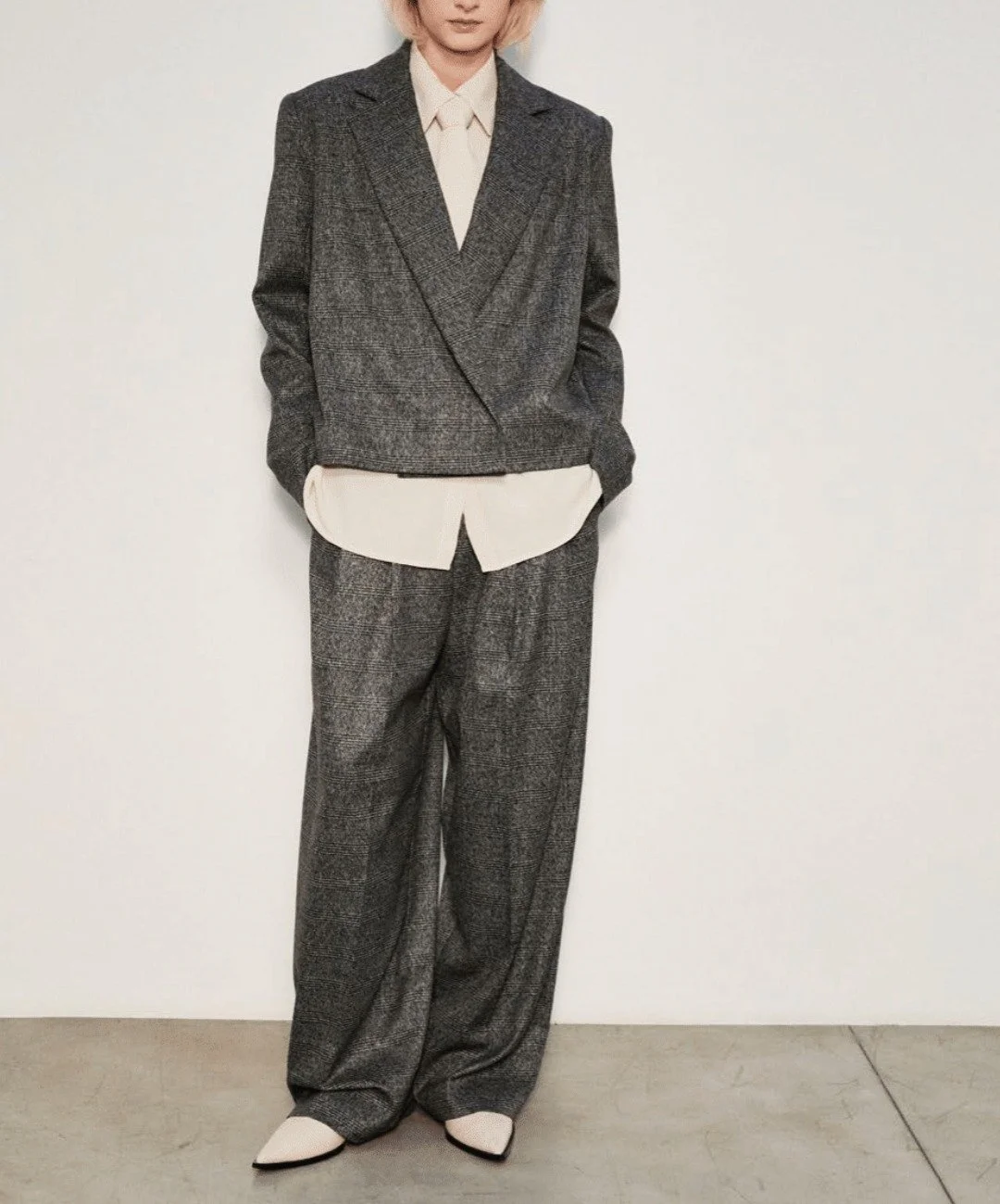 Entdecken Sie die zeitlose Eleganz von roten Highlights in Kombination mit hochwertigen Woll-Pieces in grau und camelfarbenem Cashmere in der neuen MEIMEIJ Herbst/Winter Kollektion 2024. Bieten Sie Ihren Kunden stilvolle und hochwertige St&uuml;cke, 