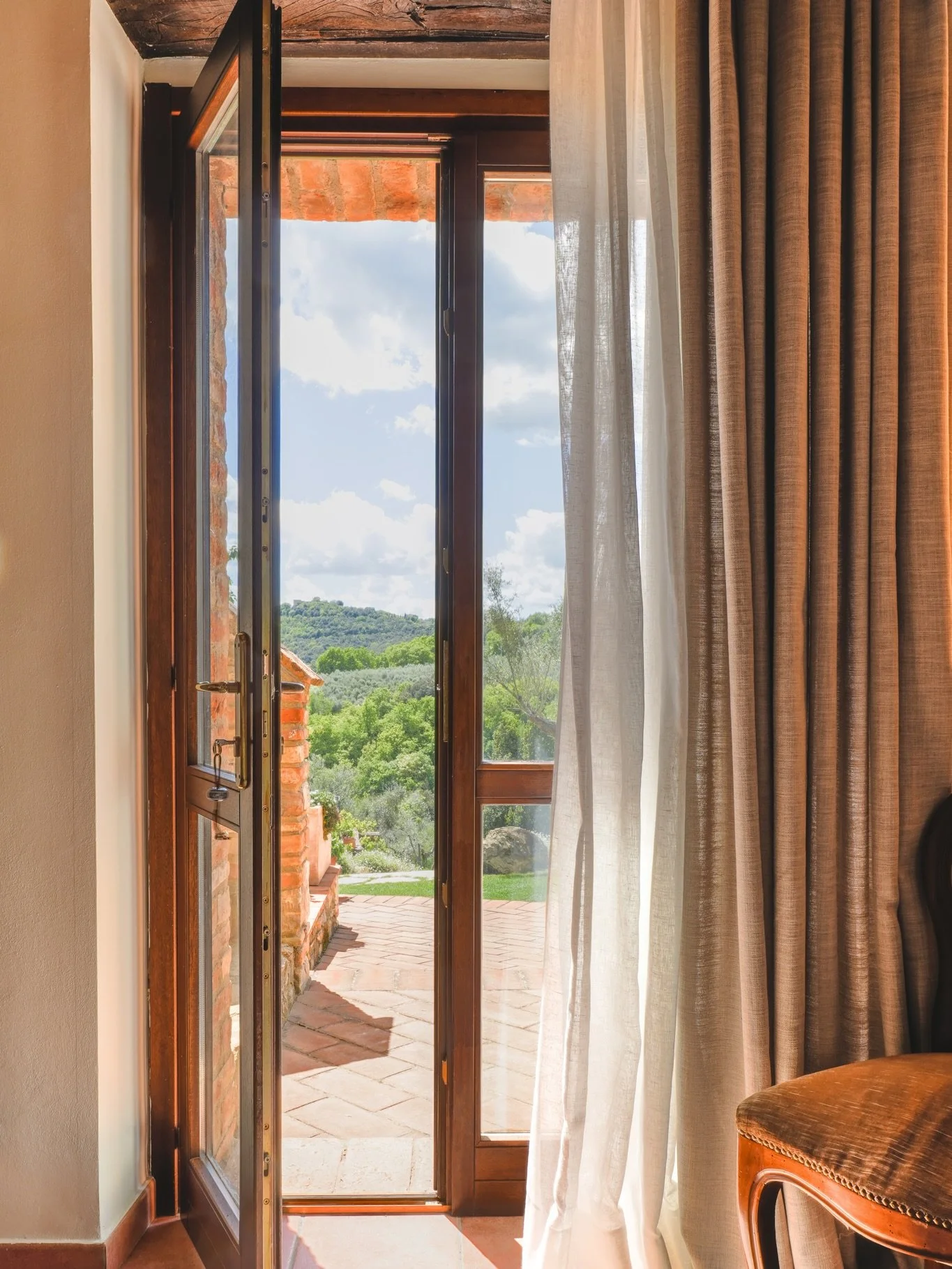 Through the villa, there are small places that invite you to slow down.
A chair pulled close to the window. A stack of books waiting to be opened. Light settling softly into corners as the day moves on.

These are the spaces guests return to between 