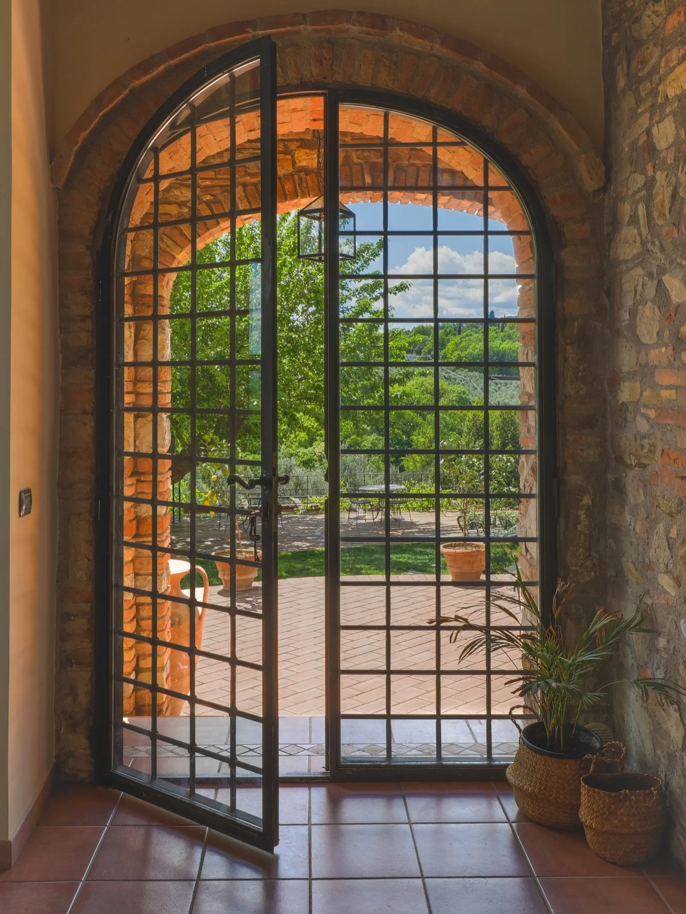 Welcome to Poggio Belvedere | by Vero.

Perched above the Umbrian countryside, the estate opens out over vineyards, olive groves, and rolling hills that shift with the light throughout the day.

Inside, spaces are designed for gathering &mdash; long 
