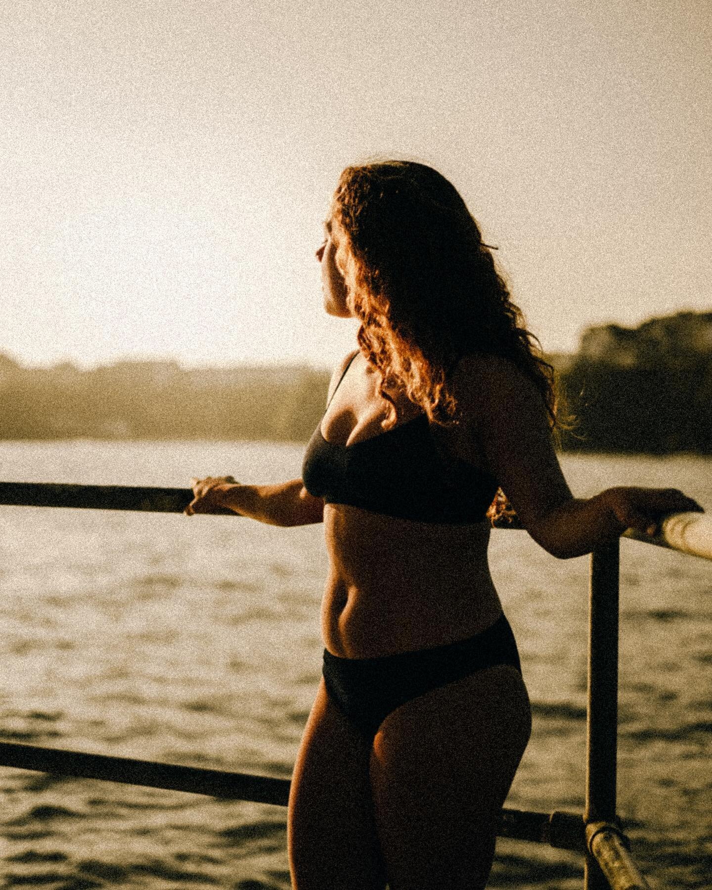 Enchanted silence of a sunrise.
The mirrored gaze, in soft, misty, dawning rays
Our radiance of living colours 
Drinking a drop from the ocean of nectar

Swimmer: @maddyjonees 
Photographer: @_momentsbetween 

#coldwaterswimming #coldwaterswimminguk 