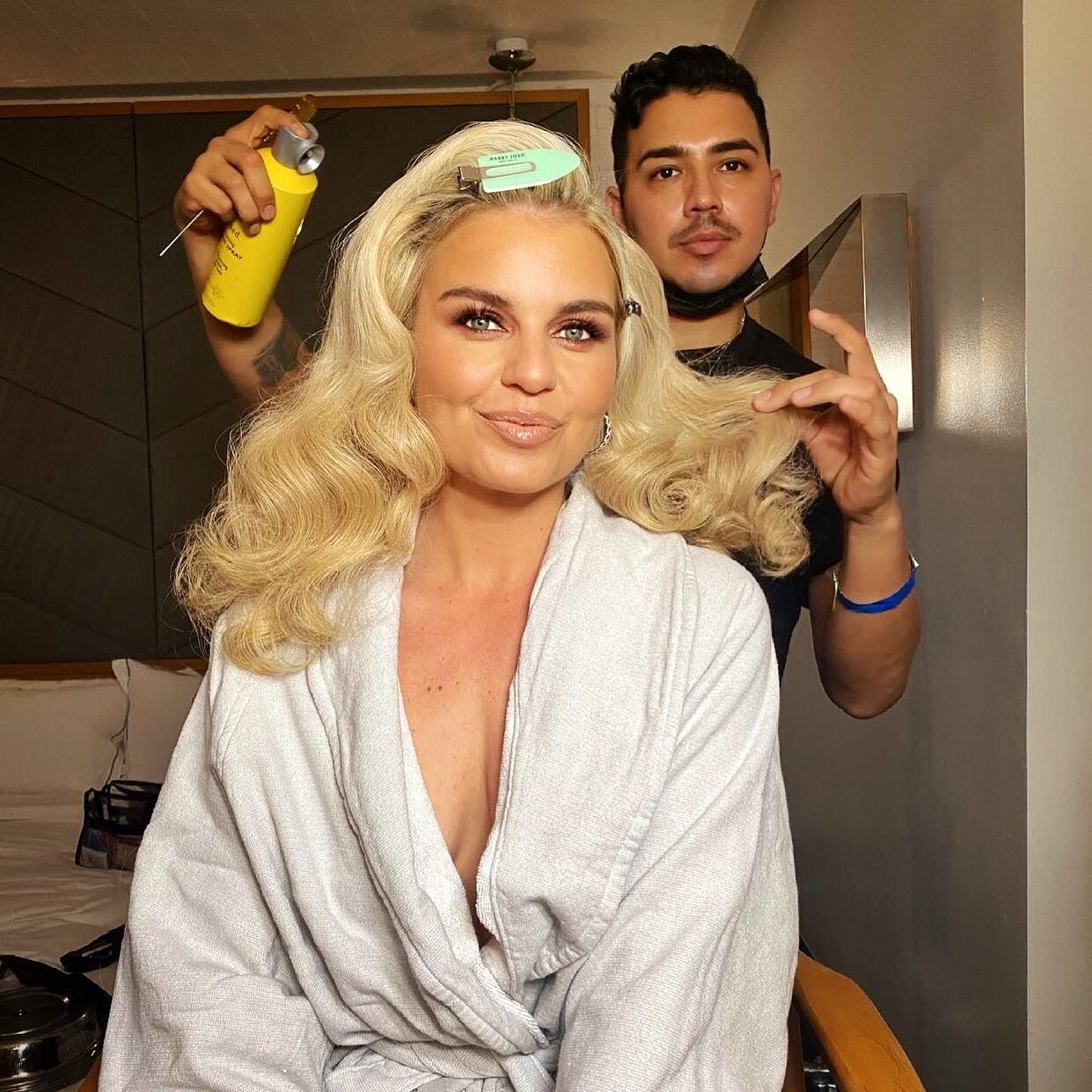 Old Hollywood Hair Glam anyone?? 

A little BTS of the incredible @jaysonmedinahair working his magic on the beautiful @tanyarad 

#repost from @jaysonmedinahair 

The newest go to hair-accessory- The Wigstension&trade;️

.
.
.
#hair #glamhair #blond