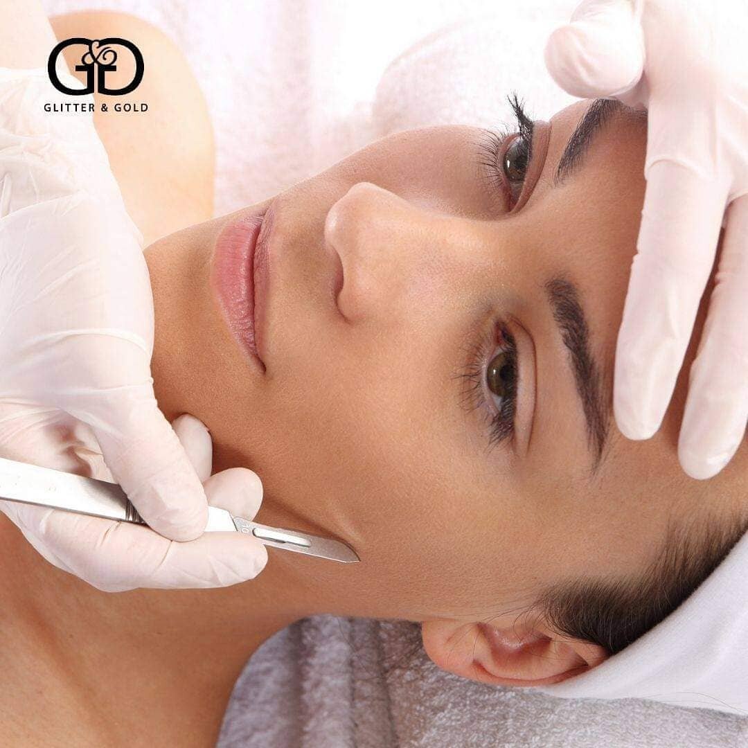 Looking for a beautiful glow and baby soft skin? ✨ Try dermaplaning, a cutting-edge exfoliation technique that uses precise strokes to gently remove dead skin cells and peach fuzz.
.
Dermaplaning is a great alternative for people with sensitive skin 