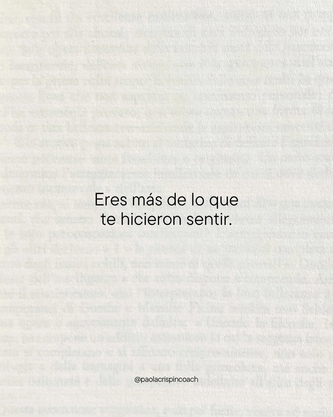 Durante mucho tiempo pensaste
que as&iacute; eras t&uacute;.

Menos.
Insuficiente.
Demasiado para algunos
y no suficiente para otros.

Pero eso no naci&oacute; contigo.

Lo aprendiste.

En lo que te dijeron.
En lo que no te dieron.
En c&oacute;mo te 