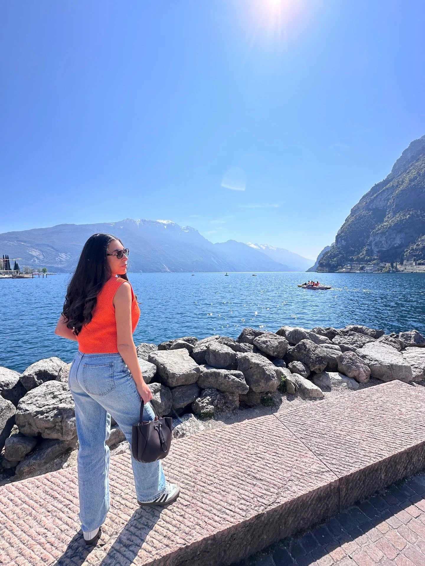 Abril estuvo lleno
de esos peque&ntilde;os momentos
que parecen simples,
pero terminan sosteni&eacute;ndolo todo.

D&iacute;as c&aacute;lidos.
Comida rica.
Paisajes que calman.
Tiempo bien vivido.

A veces la vida bonita
no est&aacute; en lo extraord