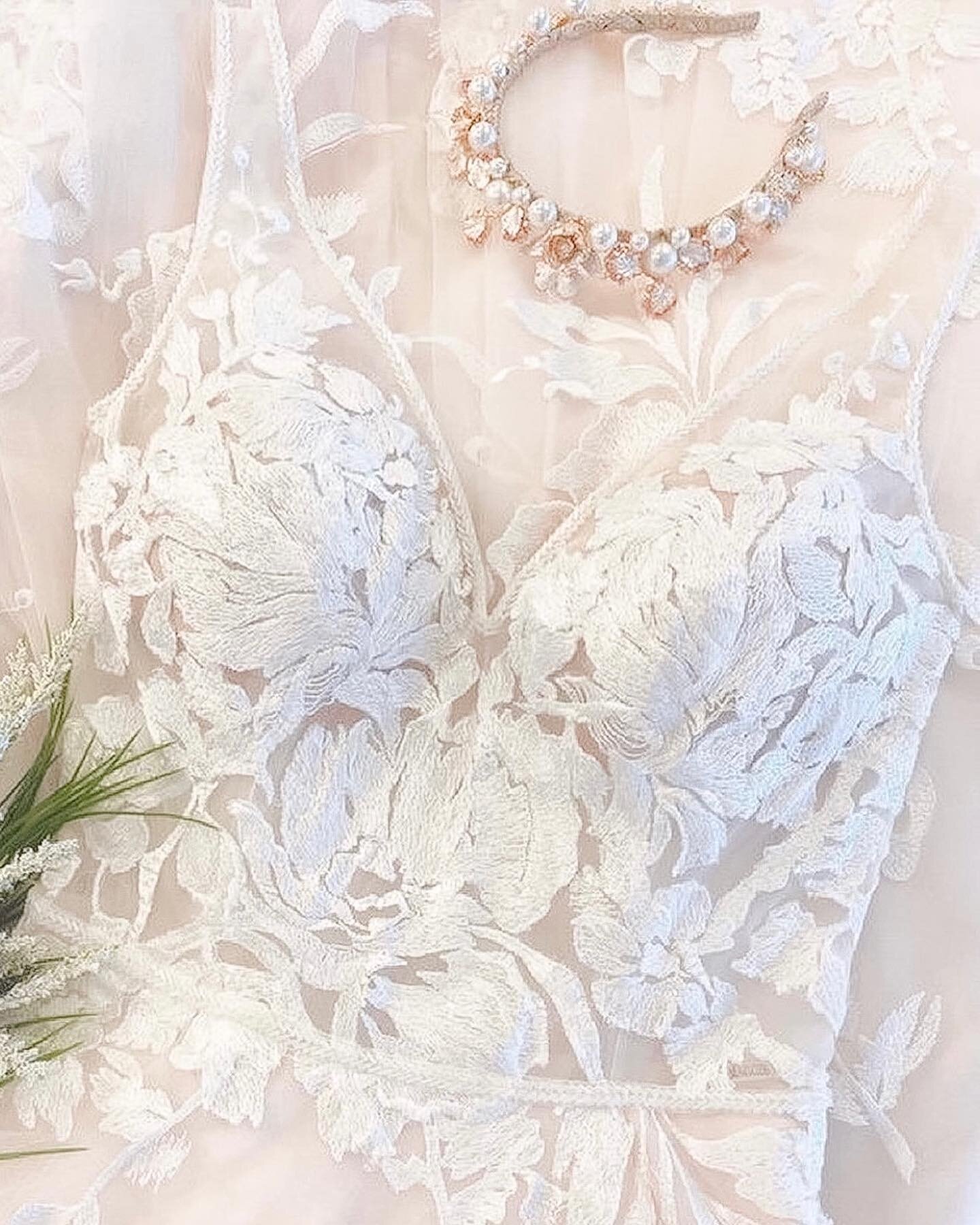 NEW DRESS ALERT🤍🥳 Sasha by Maggie Sottero is the perfect blend of both romantic and dimensional. This big, floral lace A-line wedding dress is nature-inspired perfection🌸

Available in our store in Ivory/Blush in a size 16!
