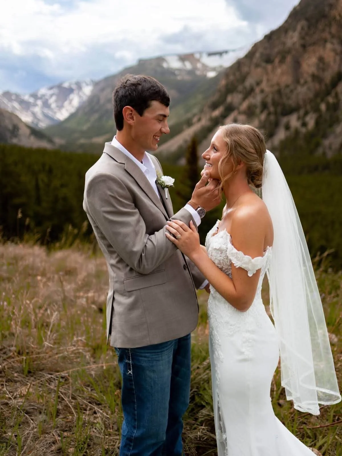 This fairy tale Montana wedding looked like something right out of a romance novel🤍 These two look absolutely wonderful together! Thank you for letting us be a small part of your special day!