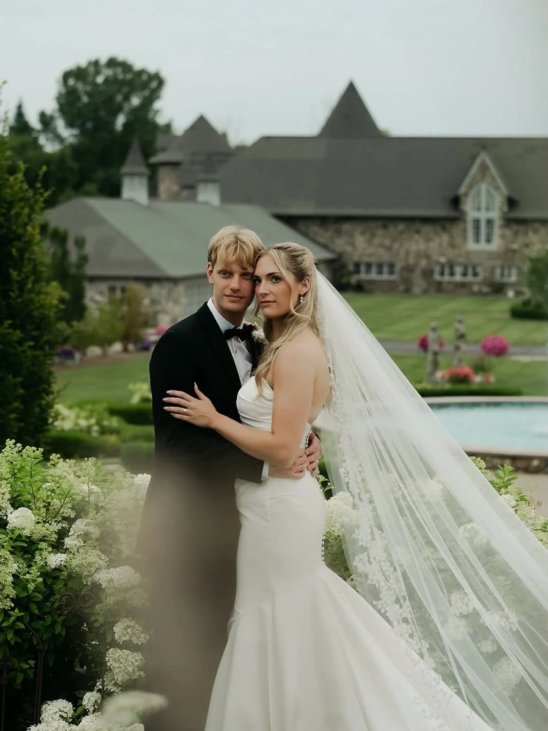 The dress &amp; veil combo that absolutely blew us away🤍😍 Ellie looked phenomenal on her special day in her clean &amp; classic @maggiesotterodesigns gown paired with her sparkling Goddess veil by @randyfenoli ✨✨ Everything about Ellie&rsquo;s brid