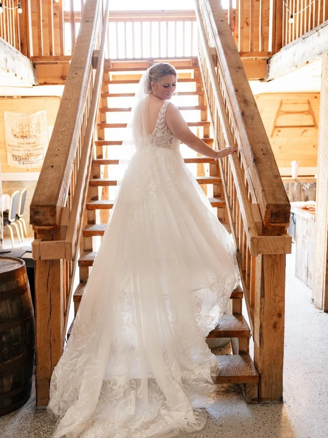Just look at all the floral😍💐 Amber looked stunning in the beautiful Magnolia dress by @maggiesotterodesigns for her wedding back in July🩷 she was absolutely glowing!!!! Thank you for allowing us to be apart of your special day!!!! 

📸: @laurissa