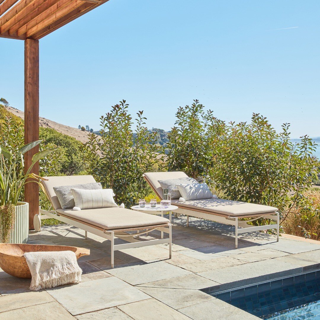 Soaking up our last few days of Summer in style 💛

Love how this outdoor pool area captures the mountainous views while embodying an environment perfect for R&amp;R.

Designed by @chrisliljehal for @designwithinreach, the adjustable chaise lounge ch