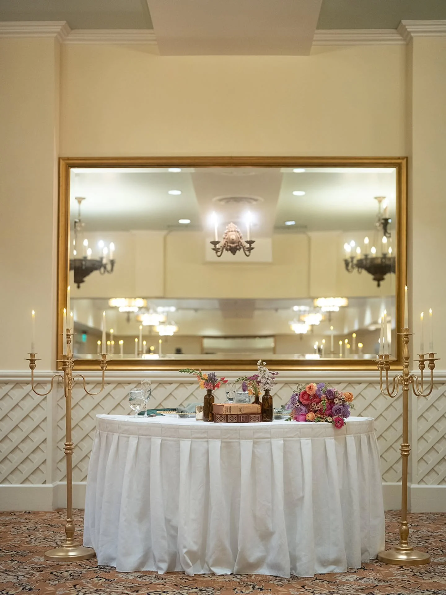 The perfect spot for two. This sweetheart table, framed by the grand mirror at Ashland Springs, was adorned with delightful details and florals. Another stunning setup!
@milkandpeonies
@ashlandspringshotel
@sugarblossomfloralco
#SweetheartTable #W