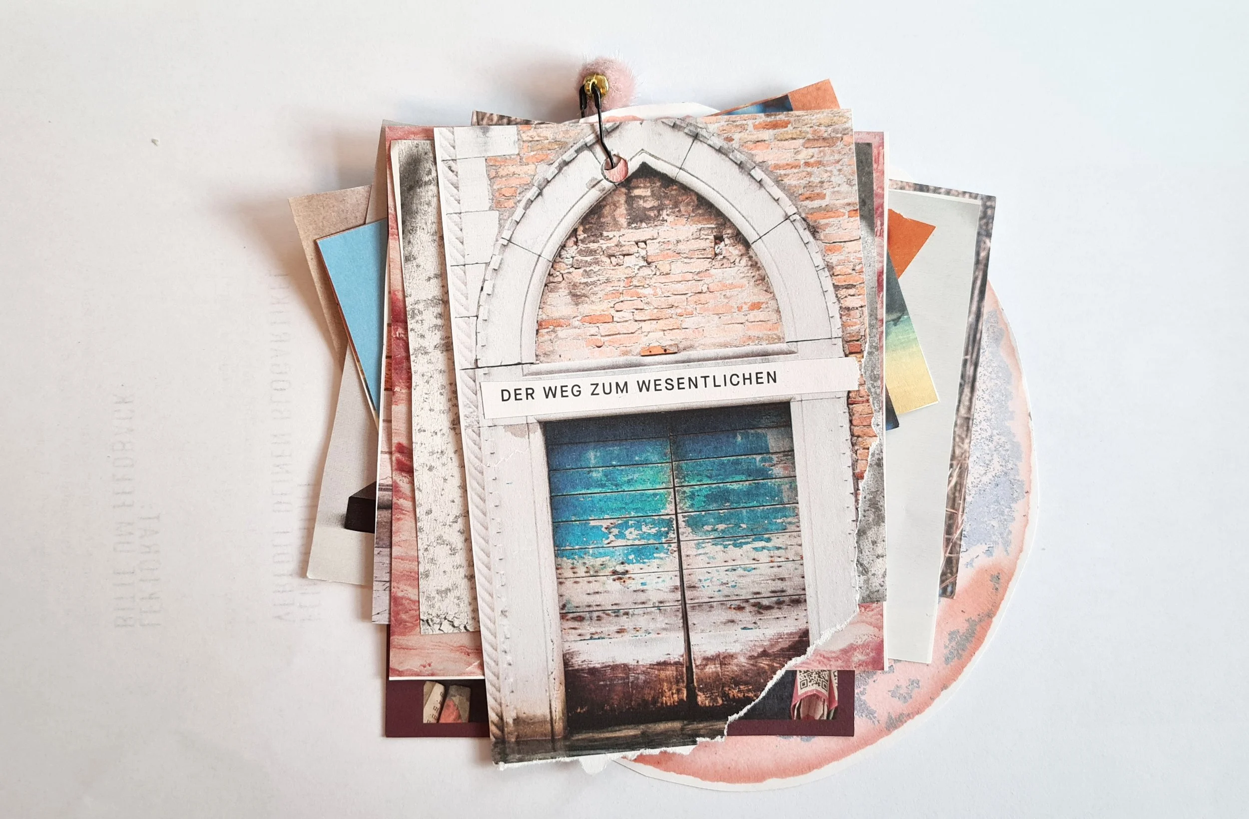 Bilder aus Zeitschriften aufgefädelt, Sichtbar eine alte Pforte mit Überschrift der Weg zum Wesentlichen