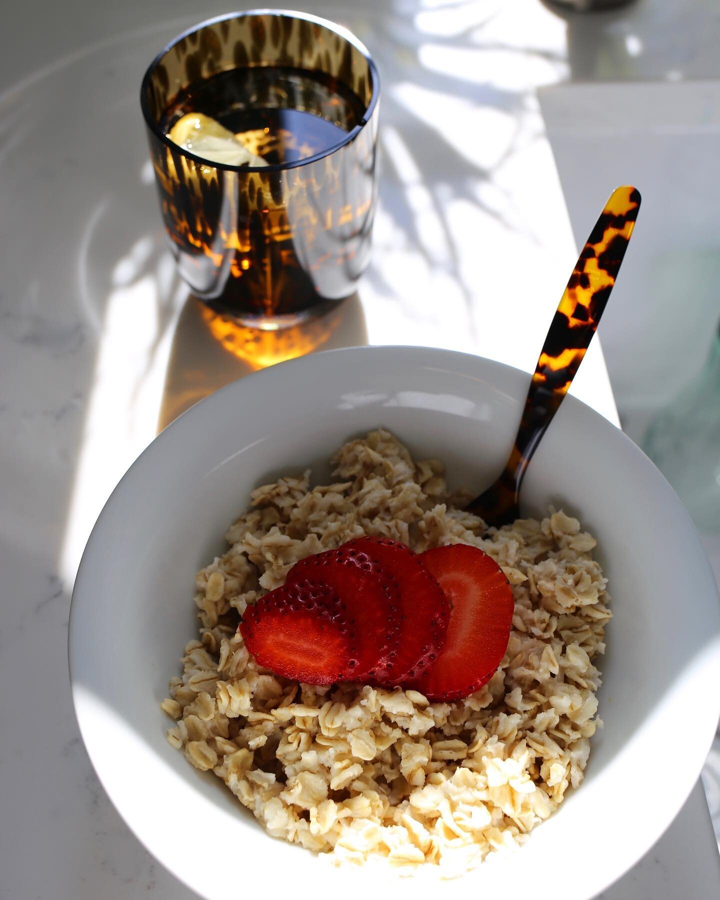 How I start every morning ✨ a 16 oz glass of water with lemon (or lime) &amp; a bowl of gluten free oatmeal with fresh fruit. I consume foods that are easy to digest in the morning, for optimal digestion that lasts all day long ✨