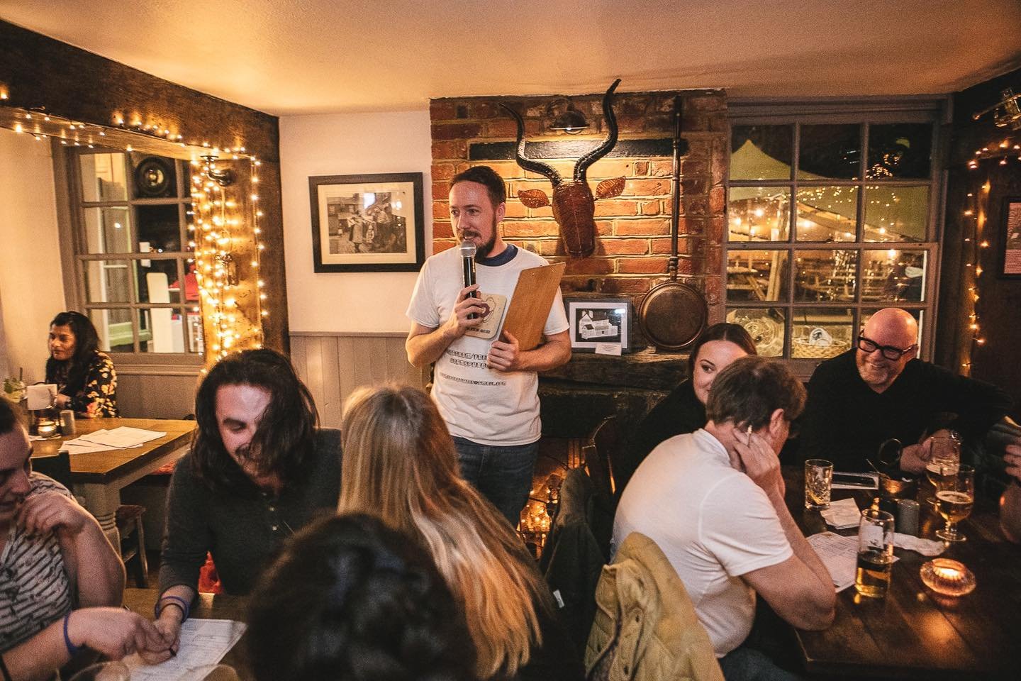 🎉 Get your quiz hats on! Adam is ready to host tonight's quiz at The Royal Oak. 📝 We still have a few spaces left, so gather your team and join us for some brain-teasing fun at 8 pm. See you there! 

#RoyalOakQuizNight #TriviaFun #PubQuiz #QuizNigh