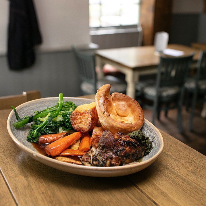 A throwback to our very first Sunday roast pic! Still got some space left if you fancy joining us today. And hey, if you're sticking around later, why not grab a beer with Lee and Sue? Good food, good company, good times! 

#Throwback #SundayRoast #J