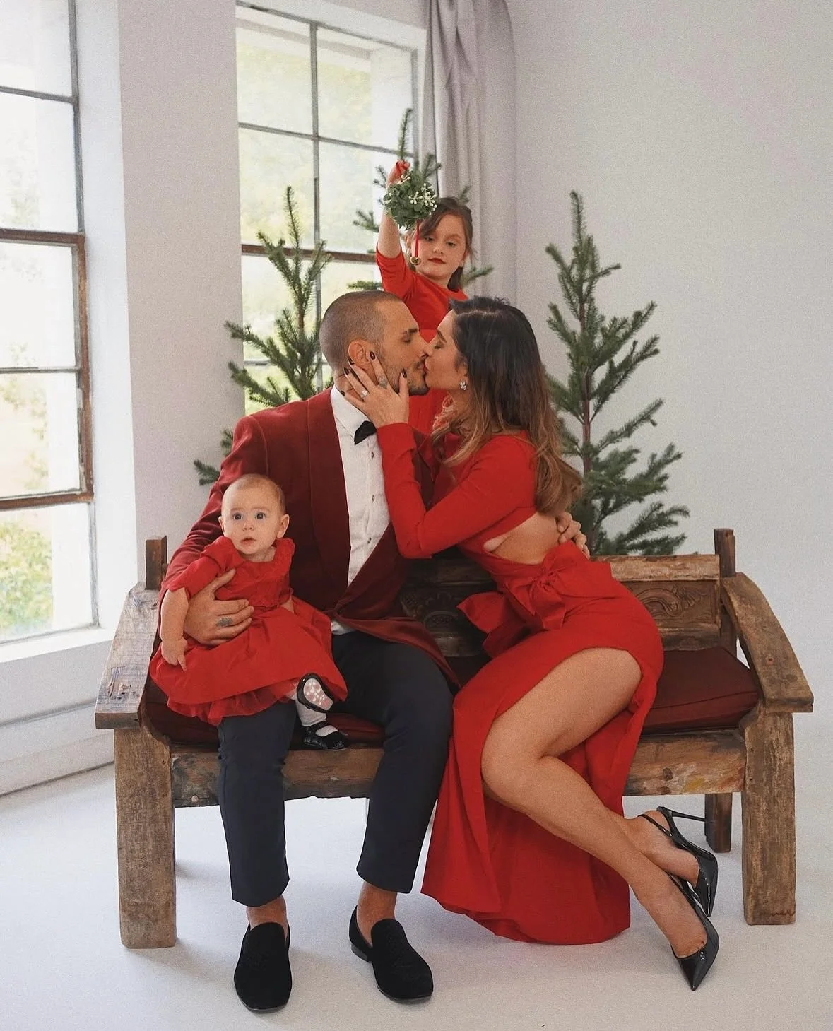 Repost from @hopeisabelhoward &lsquo;s holiday shoot at the studio last year! Have you booked yours for this year yet???🎁

#wtrcooler #wtrcoolerstudio #photostudio #photographer #tampa #tamphotographer #holidayphotos #studiorental #videographer #fam