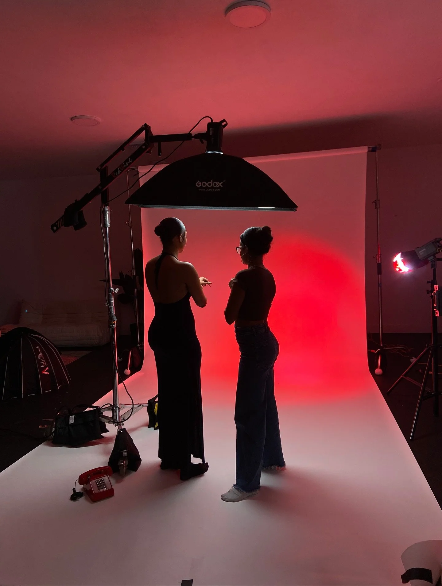 a little behind the scenes of @sherliemanephotography creating something beautiful 👏🏽✨