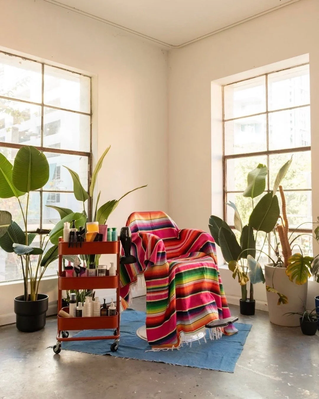 Obsessed with these branding photos taken by @sherliemanephotography at the studio!!!

#wtrcoolerstudio #tampaflorida #repost #photography #photostudiorental