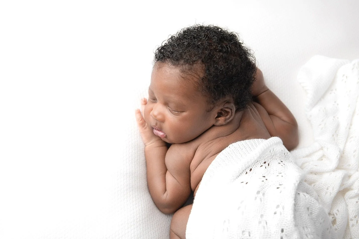 Happy Monday everyone 🤍🤍 to start the week I have some beautiful &lsquo;bump to baby&rsquo; images to share, the most beautiful maternity session with this gorgeous mom to be &amp; then returning just a few weeks later to capture her brand new tiny