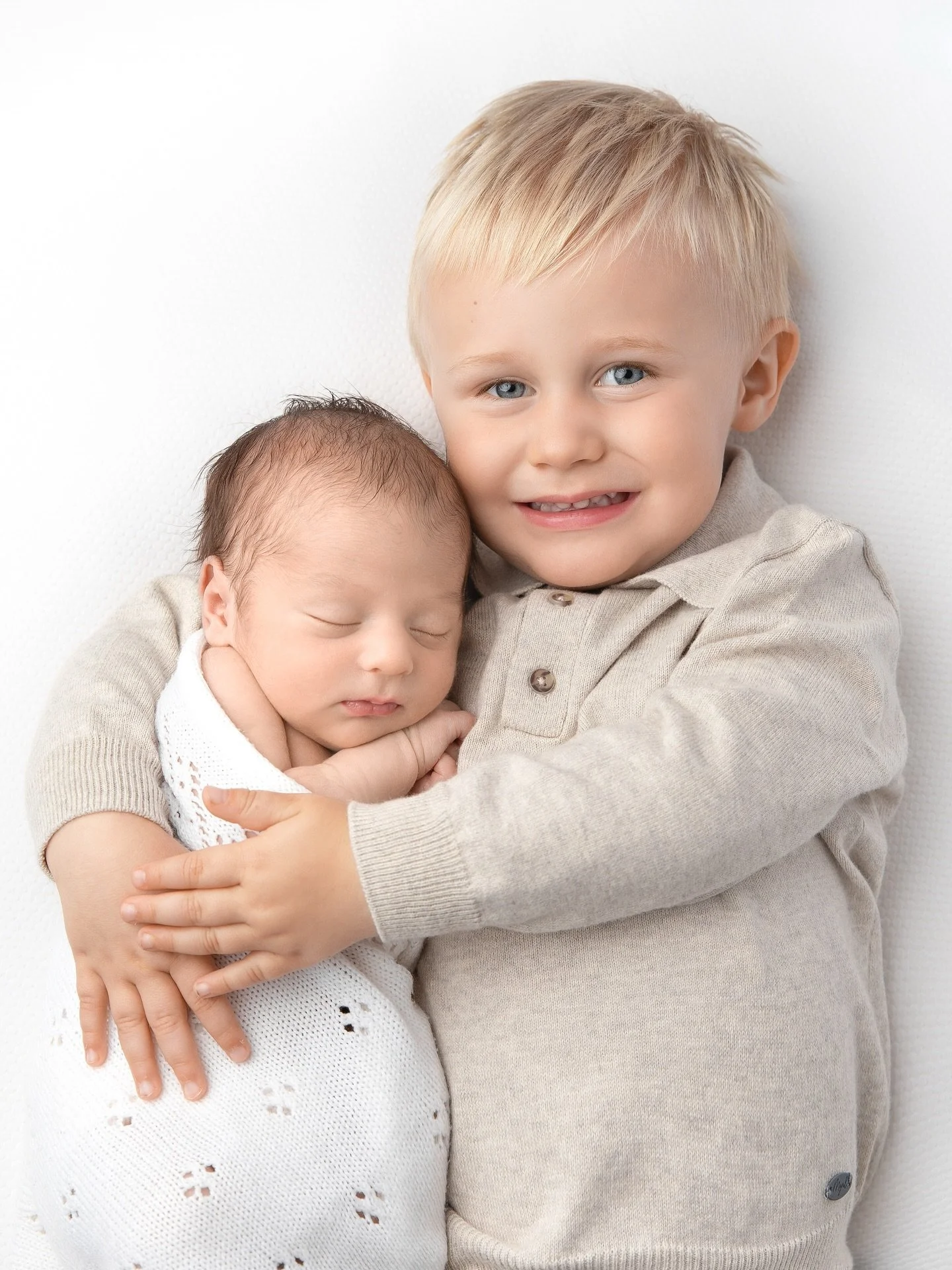 Max with his new baby brother Leo, cuteness overload! I&rsquo;ve photographed max for every Christmas &amp; was so excited to visit them to capture him with Leo 🤍🤍