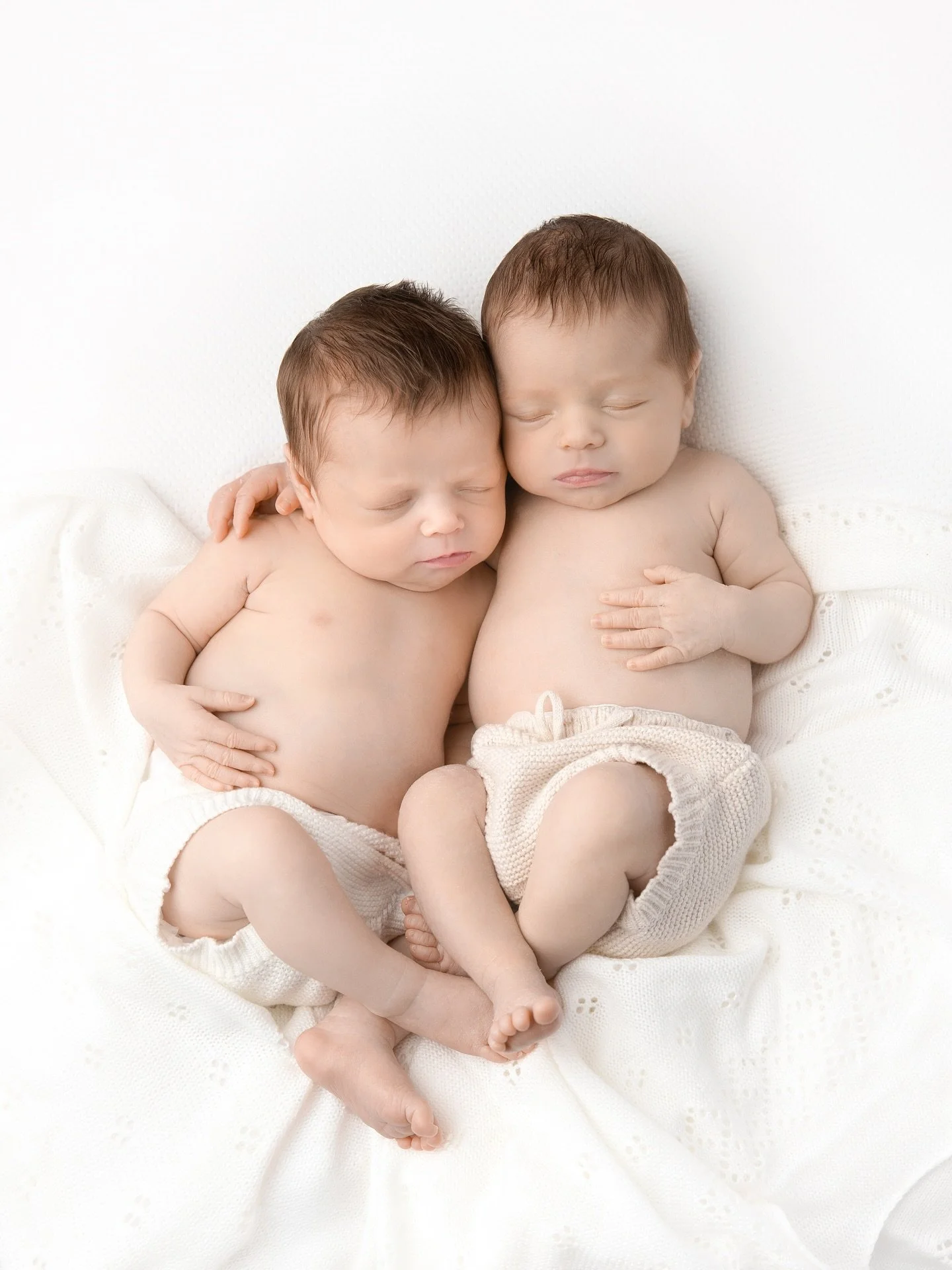 Today I photographed TWINS!! 😍😍 I was so excited for today&rsquo;s session, Mabel &amp; Maeve were just amazing! I&rsquo;m very excited to work on their gallery too, it&rsquo;s going to be beautiful. Reel with lots of BTS will follow soon 🤍🤍