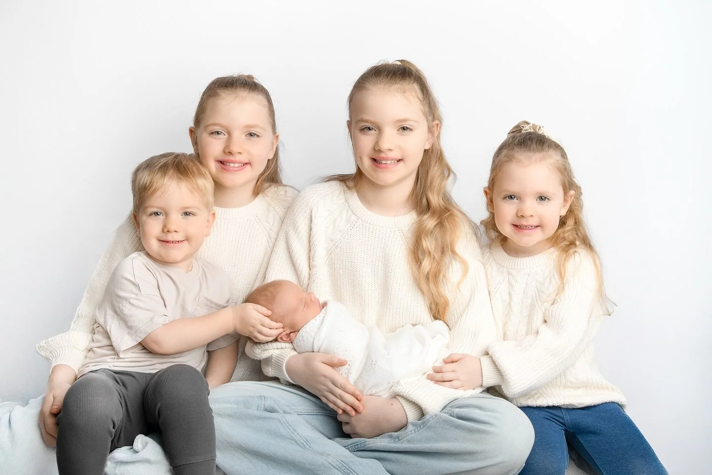 Picture perfect 🤍 the most perfectly posed siblings you&rsquo;ll see, they all did just amazing for their session with their newest arrival baby Mia 🤍
