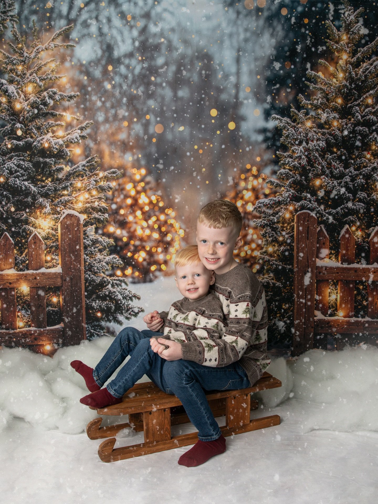 A little preview from last weekends Christmas minis 🎄🎄🎄I say it every year, but I think this year is just favourite backdrop, modelled here perfectly by little Harlen &amp; Lincoln.

Christmas minis are sold out this year, they go on sale July/Aug