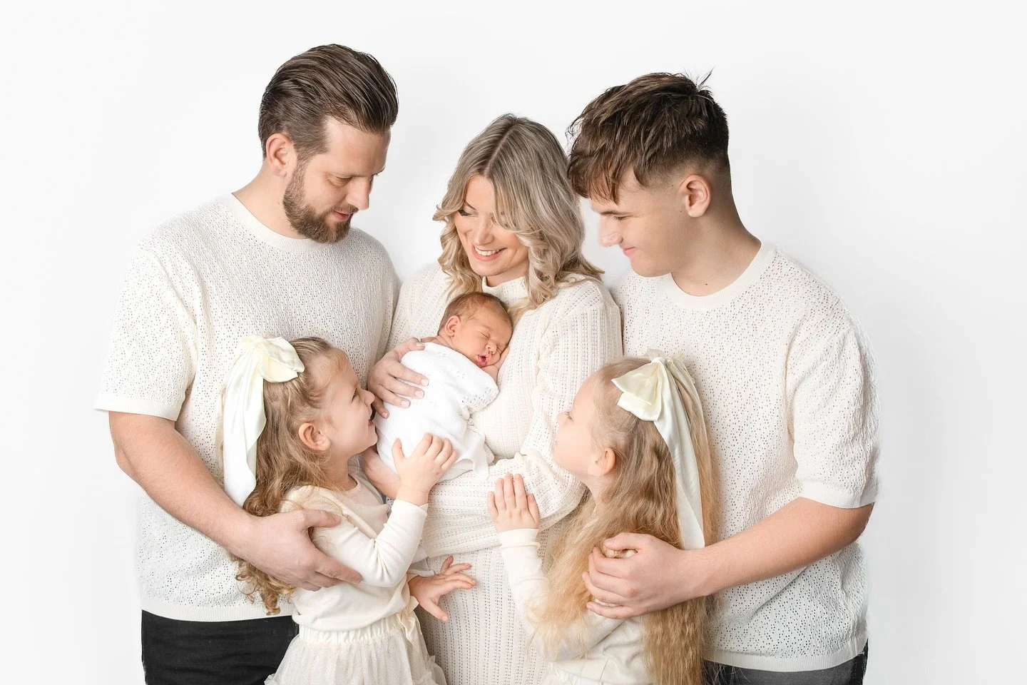 A beautiful family photo to start the week, welcoming their newest addition to the family, baby Matilda 🤍