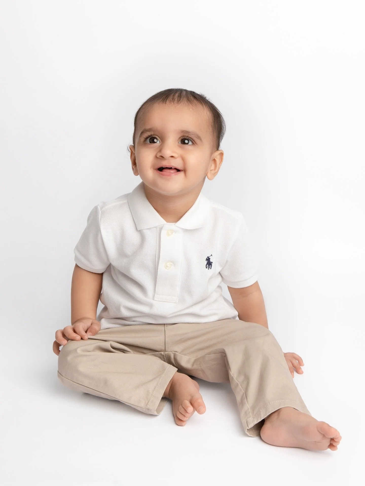 The difference a year makes 🤍 so good to see this little guy again for his cake smash/first birthday session. We started the session with some lovely portraits of him (before things got messy with the cake!)