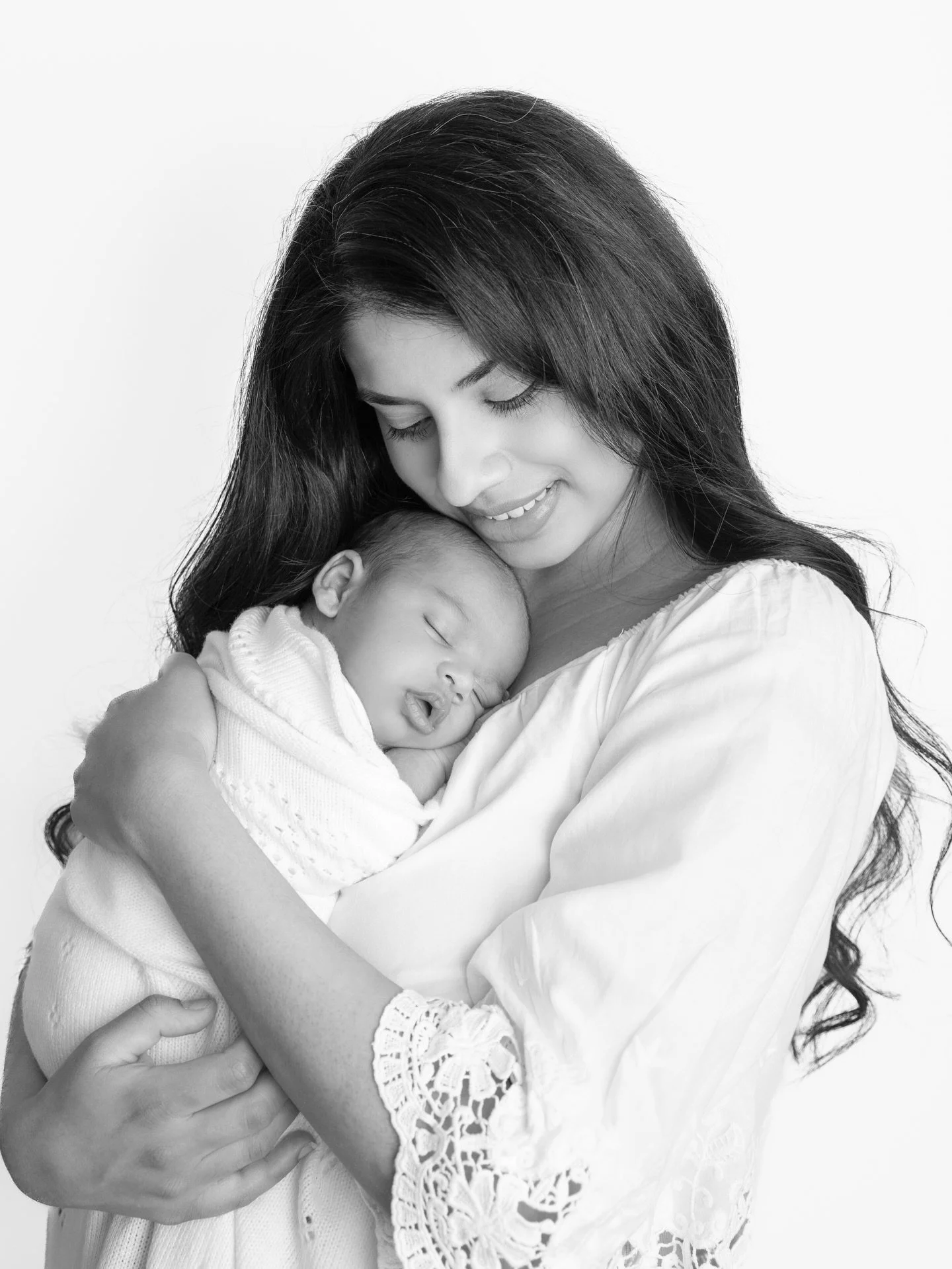 Some of my favourites from this lovely gallery 🤍 family photos are included in all of my newborn sessions. I usually start with these as I find it helps baby drift off to a deep sleep. I then move on to solo photos of your baby with some gentle posi