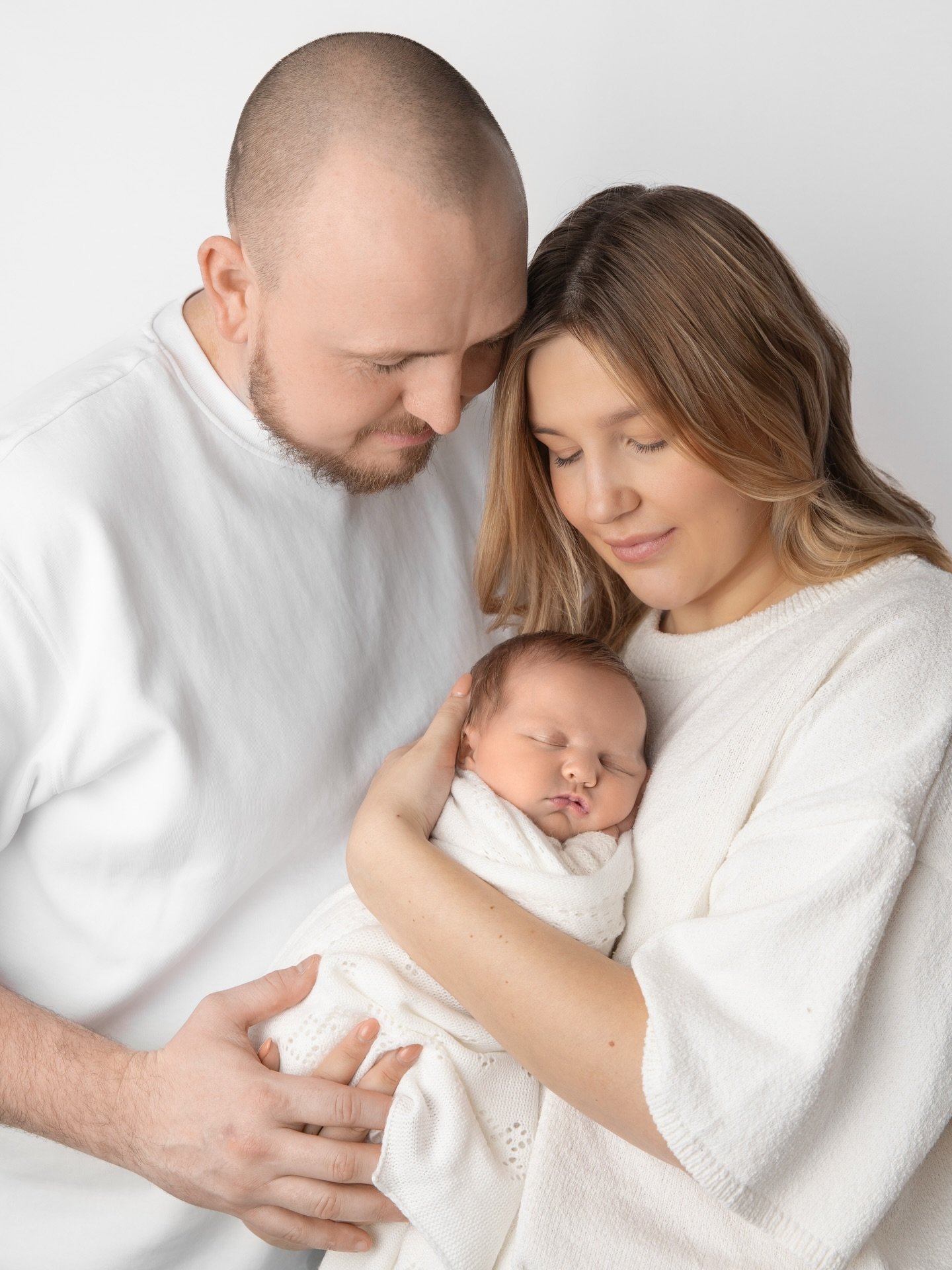 Happy Monday 🤍 starting the week with a photo of mom, dad &amp; their new bundle of joy. Family photos are included in all of my newborn sessions, perfect portraits to capture you all during those early newborn days 🤍