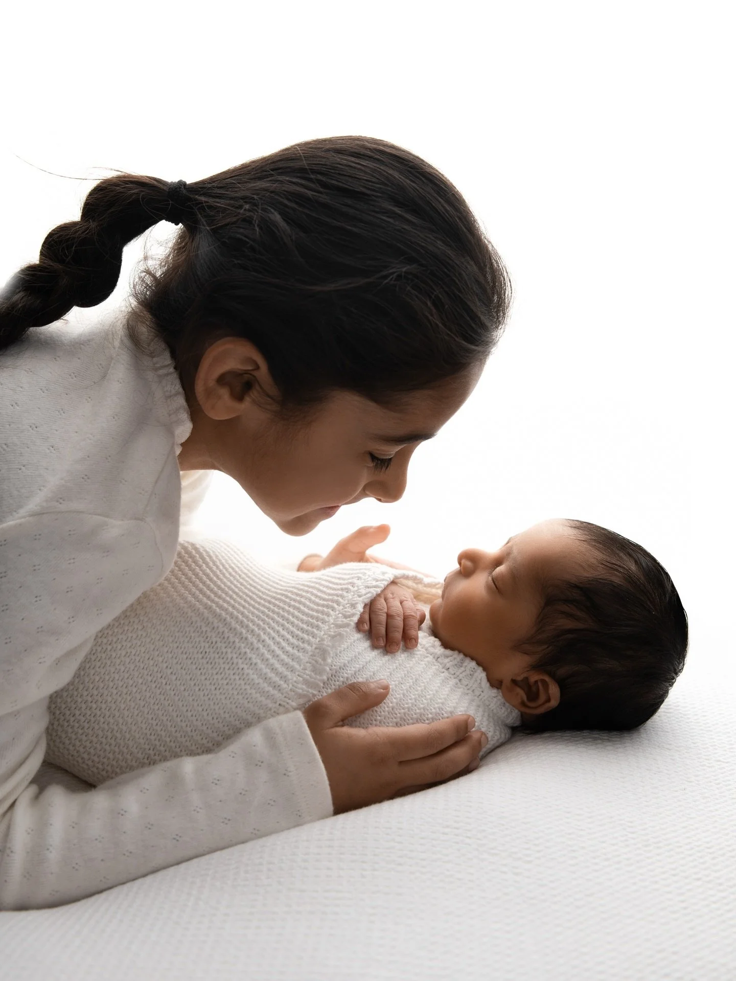 Oh I just love these, they both made it so easy for me to capture the most beautiful sibling photos, big sister was so happy and excited to be photographer with her new baby brother, I loved this session much 🤍