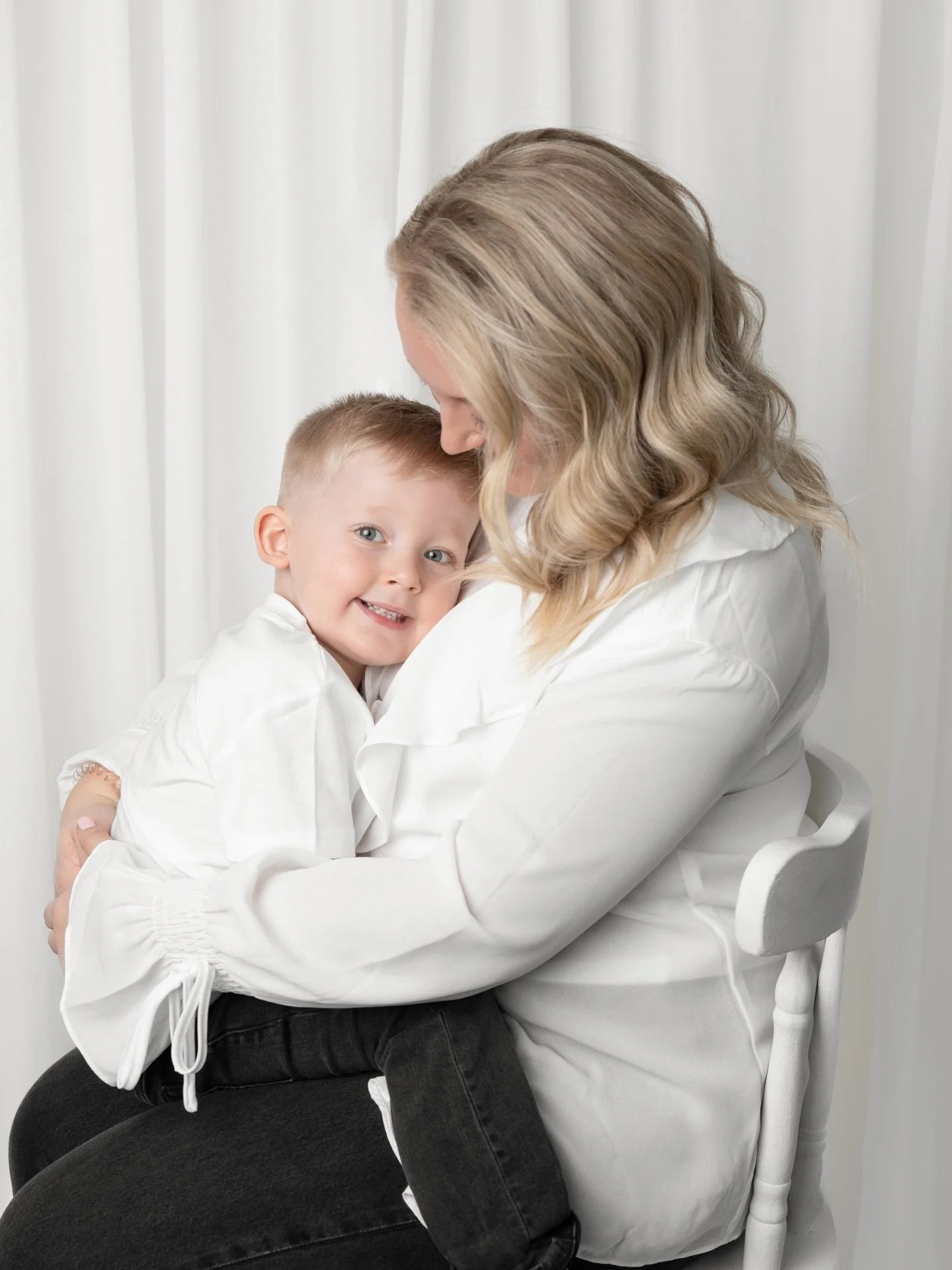 Happy Mother&rsquo;s Day to all the lovely moms out there 🤍 here&rsquo;s a few from my Mother&rsquo;s Day minis a couple of weeks ago, capturing some lovely photos of moms with their little ones 🤍🤍