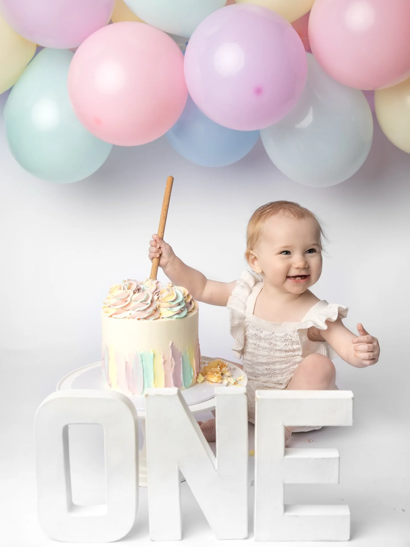 Mia turns ONE 🎈 the happiest little lady, who even had the help of her fur brothers at the end of her cake smash to mop up the crums

Cake by @thehoneycombqtr