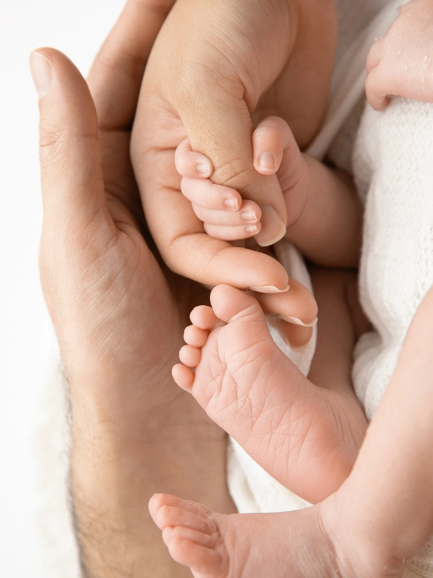 Tiny hands &amp; tiny feet, what an honour it is to capture all those little details during those precious newborn days 🤍