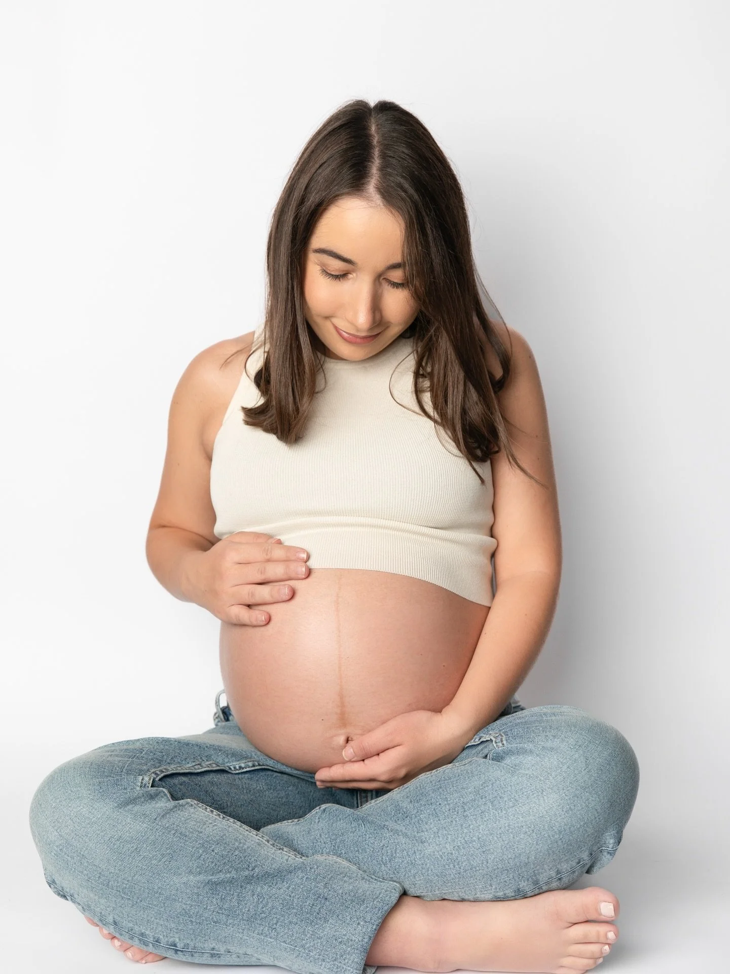 A few from this lovely maternity gallery 🤍 relaxed sessions in the comfort of your own home, I bring a backdrop &amp; lighting to you &amp; we can capture your precious bump without you even leaving the house 🤍