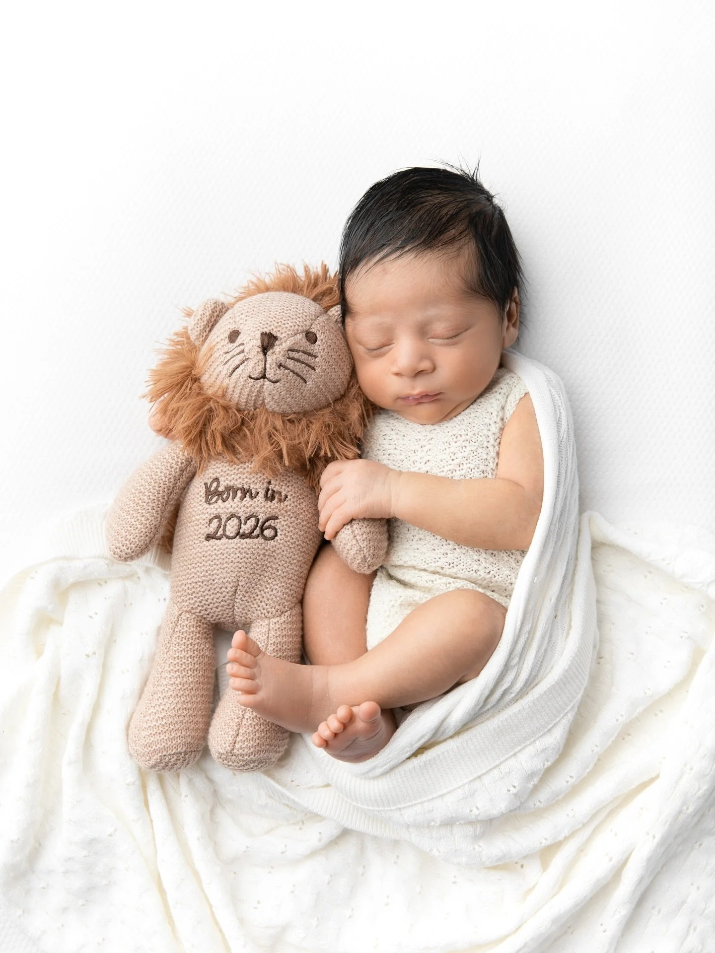 Is there anything cuter than a brand new tiny baby cuddling their teddy 🦁 love this photo so much 🤍🤍