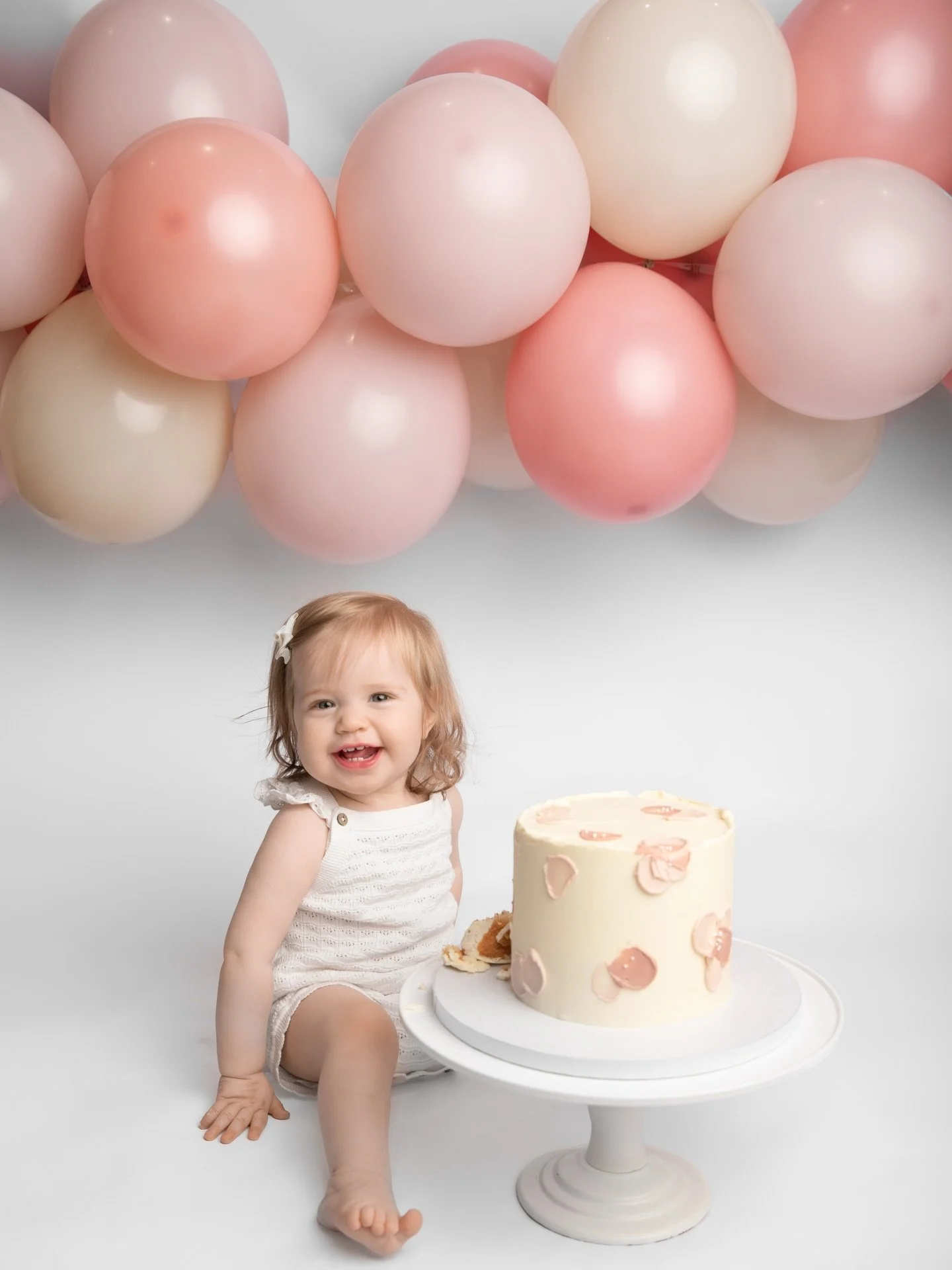The happiest little cake smasher 🎈 it was so nice to see this little lady again for her cake smash a few weeks ago, can&rsquo;t believe a years gone by since her newborn session. She really did have a great time &amp; was happy to get stuck in. 

Ca