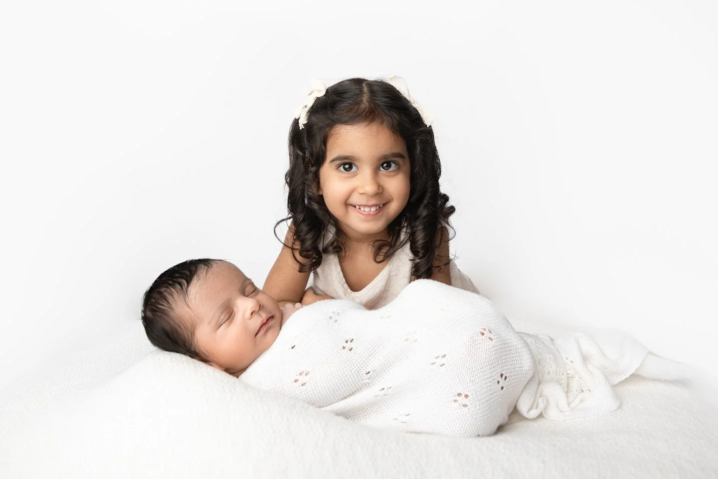 Happy Friday everyone &amp; what a beautiful weekend ahead we have ☀️ absolutely love this photo from a newborn session earlier this week.
I have my final 2 sessions of the week today with a 6 month old for her sitter session &amp; a cake smash this 