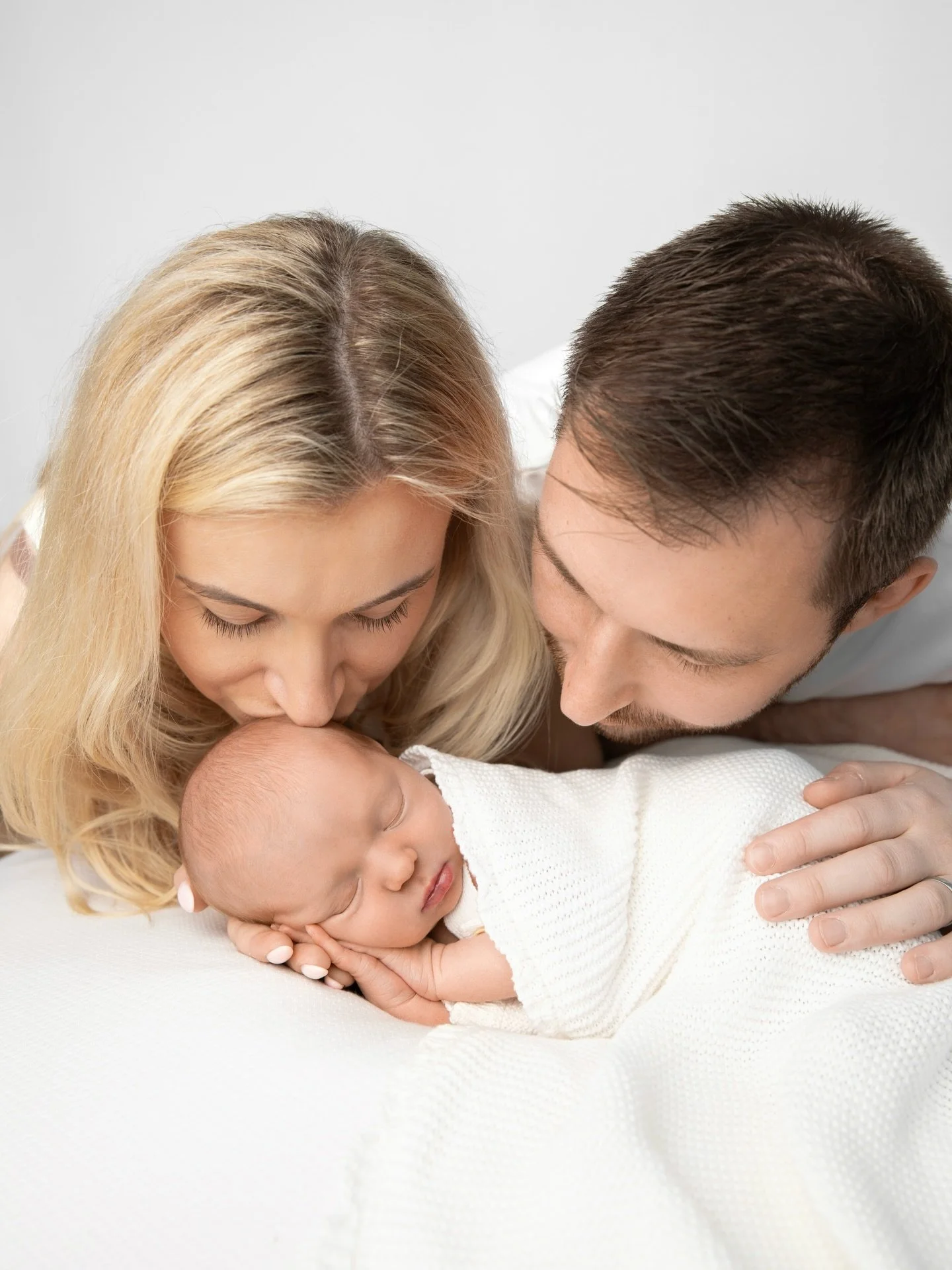 Starting the week with this lovely family, absolutely love their gallery with their newest arrival 🤍