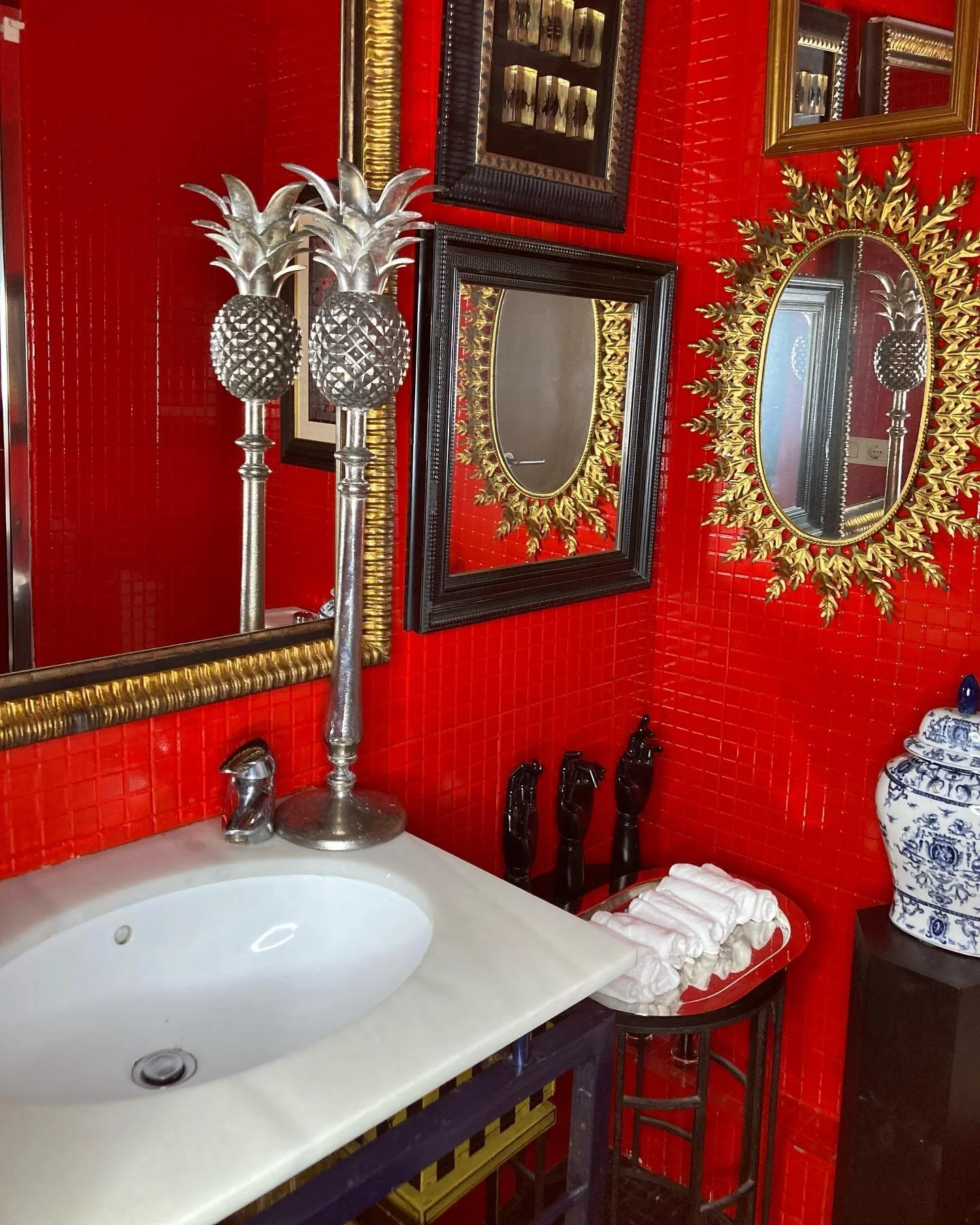 EL BAÑO PEQUEÑO CON ESTILO
Un baño pequeño no significa que tengas que escatimar en estilo o funcionalidad. Con un diseño inteligente puedes sacar el máximo provecho de tu pequeño cuarto de bañ