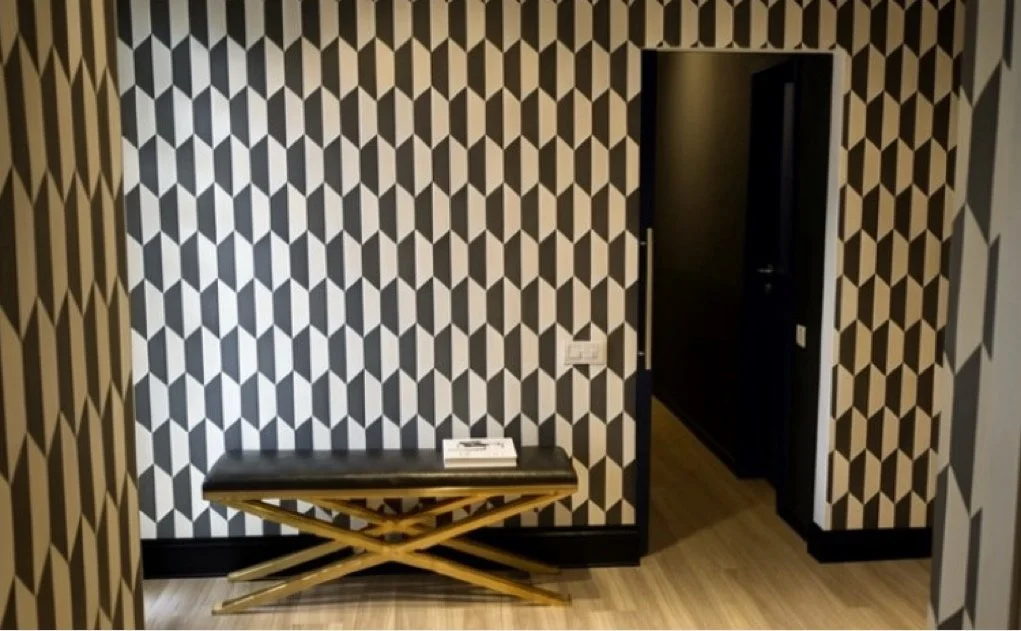 Vestíbulo con papel tapiz estilo geométrico, proyecto integral de interiorismo y decoración
