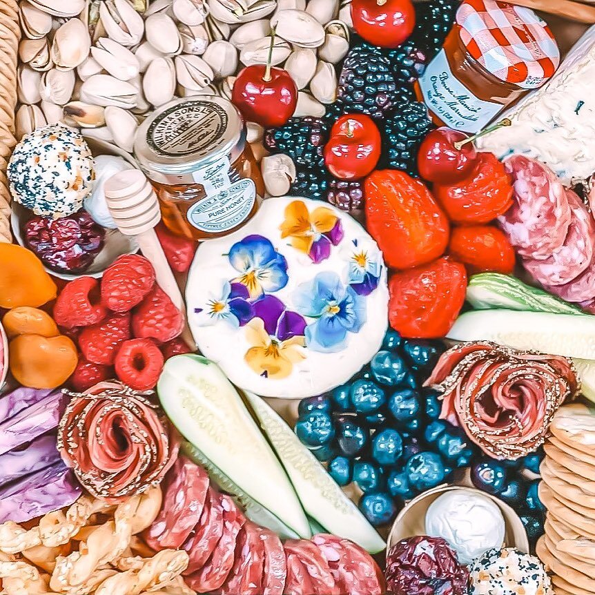 Let&rsquo;s talk charcuterie 😍

Each box comes with an assortment of meats, cheeses, fresh seasonal fruits, olives/pickles, artistian crackers, jams/jellies, decadent treats &amp; sweet and savory condiments. 

All meats, cheese &amp; produce is sou