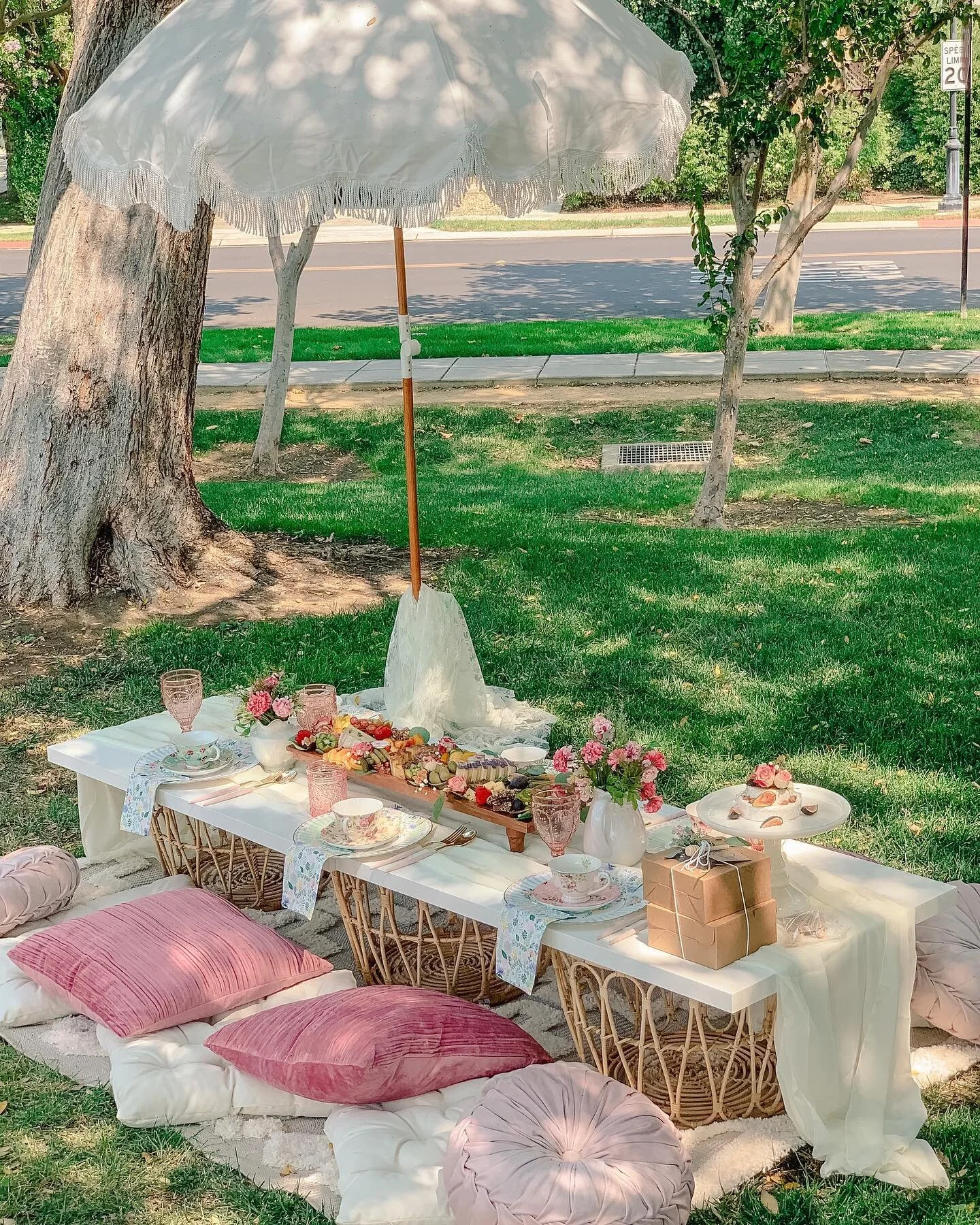 The moms’ special table ☕️✨🌿 For how much we do for the kids, us moms deserve a piece of the fun too! What a beautiful set up @the_lex_luxexperience 🌸Loved working with you!