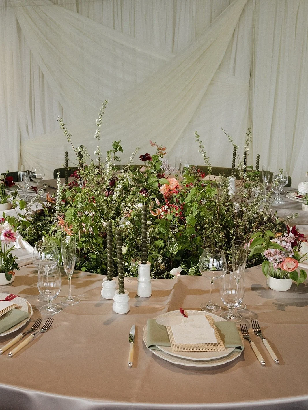 Sunken florals are having a moment and I&rsquo;m so excited to be getting inquiries for these for receptions 😍

Here&rsquo;s some things to note:

🌿 not every table needs to have the same design&mdash; mix it up a bit with a few statement tables, m