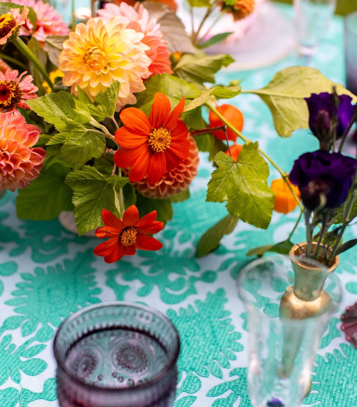 Don&rsquo;t let the grey skies and 70% chance of rain fool you, there&rsquo;s an abundance of color yet for your fall wedding in the PNW 🌈

In September and October especially, dahlias and zinnias POP OFF. And if those don&rsquo;t give you enough co