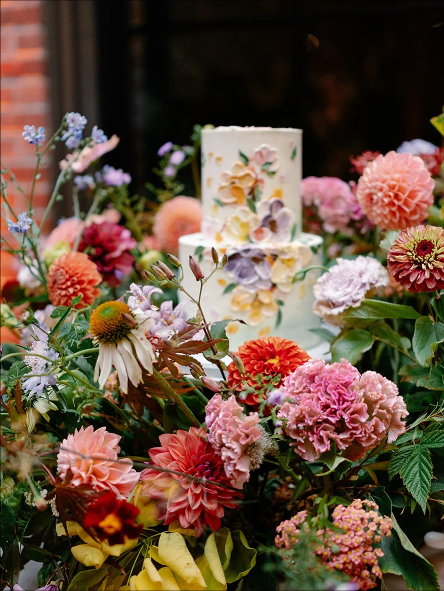 cake and flowers will never not go together 🩷

When your wedding cake baker is as artistic and talented as @ladygreyseattle you&rsquo;ll want to be sure to opt for a cake meadow like this rather than putting blooms directly onto the cake. Look at th