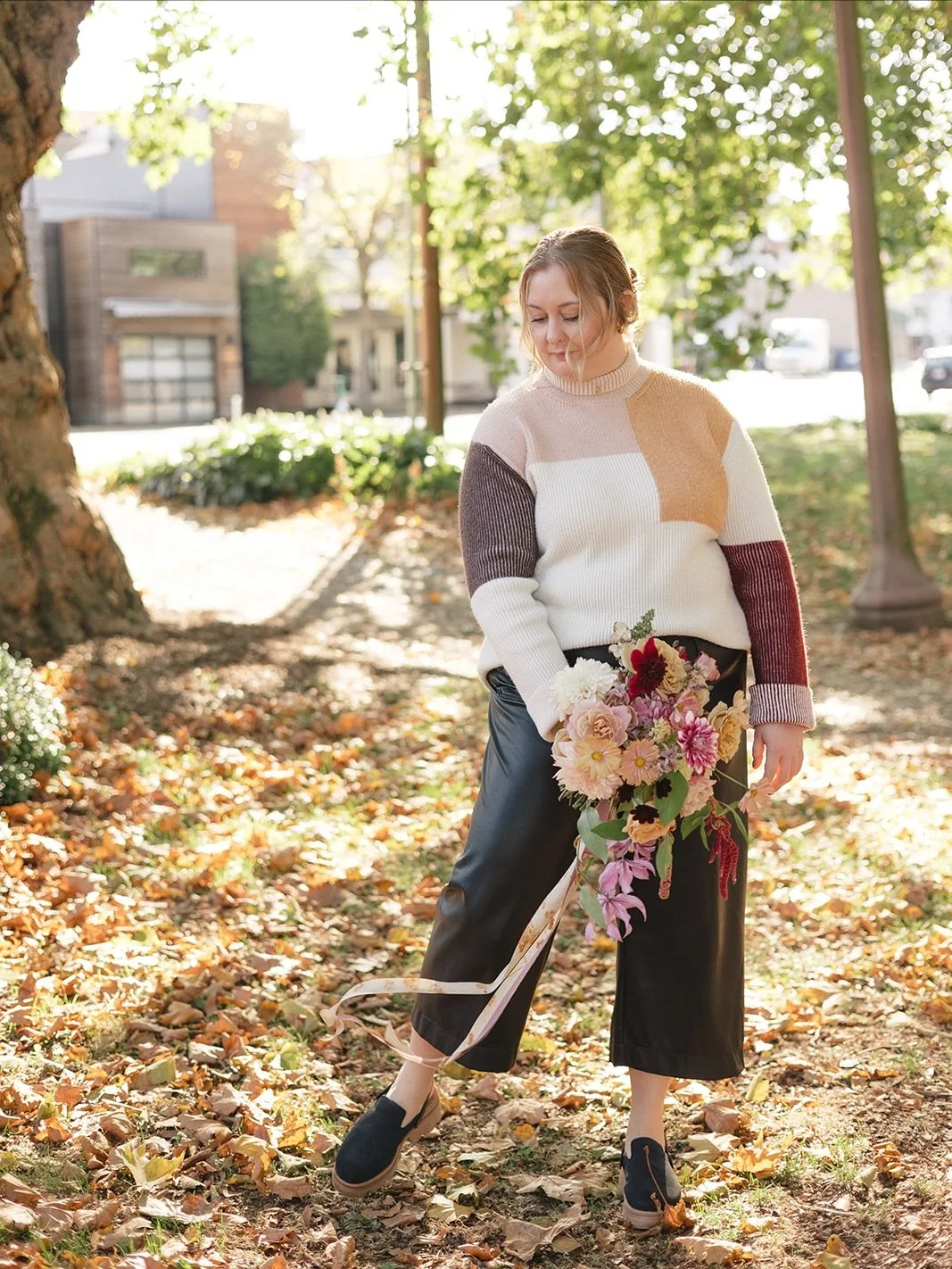 The face behind your inquiry form&hellip;

🍂 100% in a cozy sweater (and obsessed with @nuuly )
🍂 Christmas decor is out of the attic, but won&rsquo;t decorate until the day after Thanksgiving 
🍂 has buckets to wash from the last wedding (always t