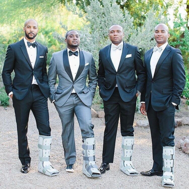 Because I feel like we could all use a good news story&hellip; This groom tore his Achilles tendon right before the wedding, and his groomsmen all wore a matching boot as an act of solidarity. Gotta love the support of a good bromance 😍

📸 @andrewj
