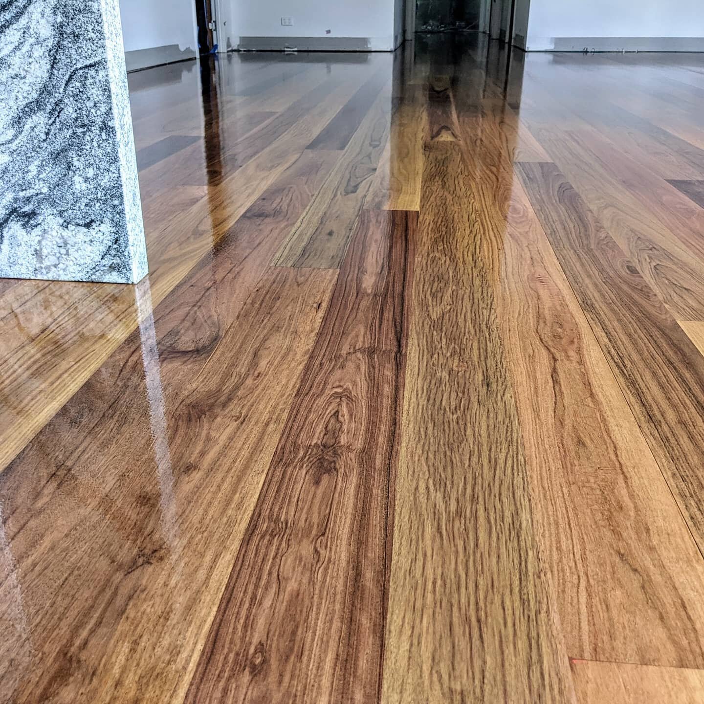 That's a wrap!! Final fine sand and the Fiddes Hardwax Oil coating is applied, this will dry to a beautiful Silk sheen. Grey Ironbark at its very best.
#timberoo_flooring_specialist #timberflooringsunshinecoast #timberflooringinstallers #floorsanding