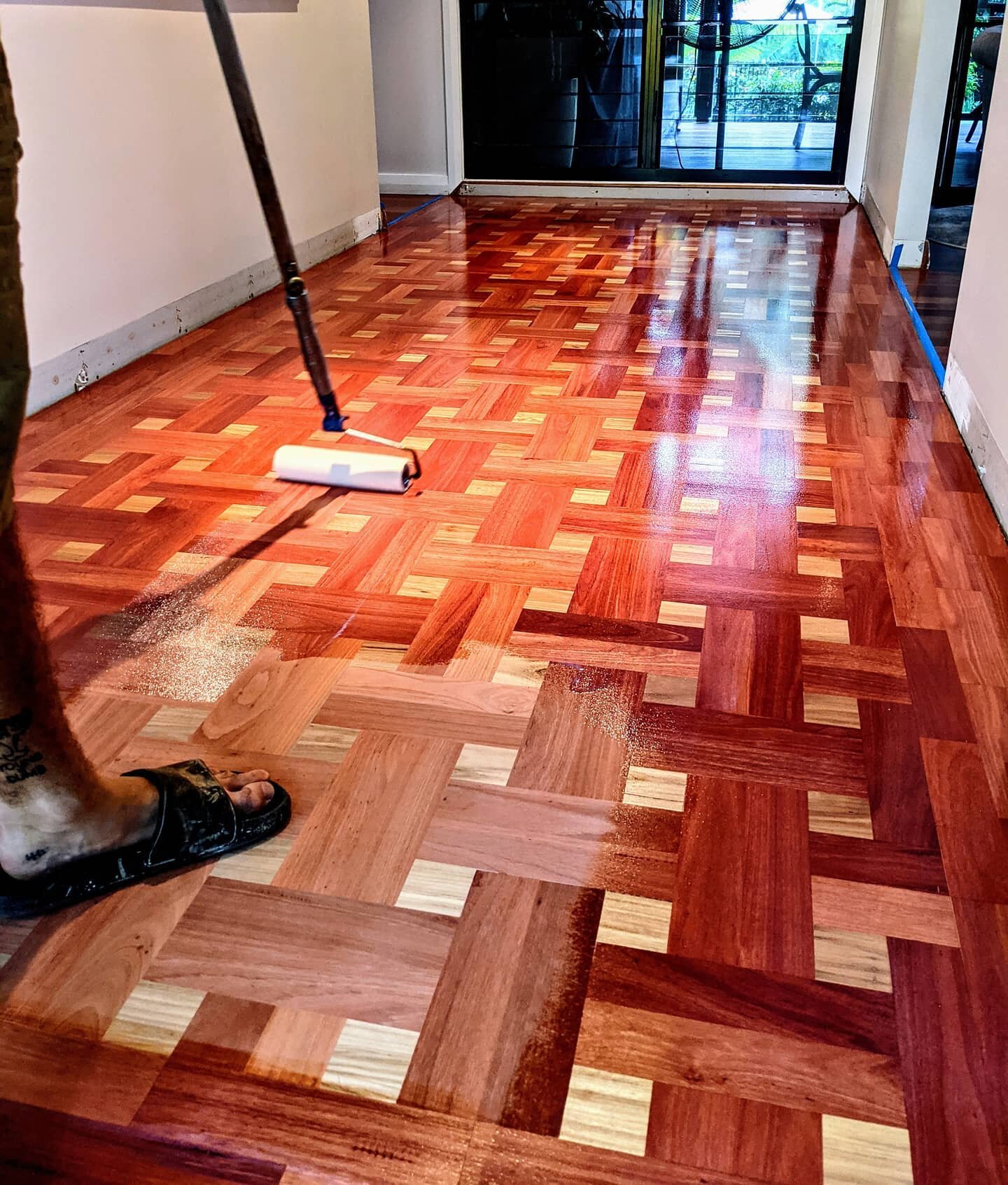 ACTION SHOT!! Loba easyprime Water based sealer going down on this basket weave parquetry. Sydney Blue Gum with Blackbutt square's we supplied and installed.
Thanks to @cork.portugal for the coatings @hurfordsau for the timber.
#timberoo_flooring_spe